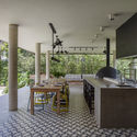 Casa Jaguariúna / Bernard Leroux Arquitetos - Fotografia de Interiores, Casas, Cozinha, Viga, Porta, Fachada, Mesa, Cadeira, Bancada