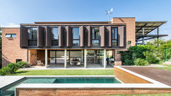 Valinhos House / Bernard Leroux Architects