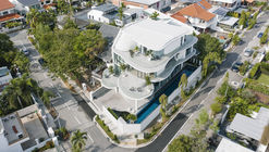 Stiletto House / EHKA Studio