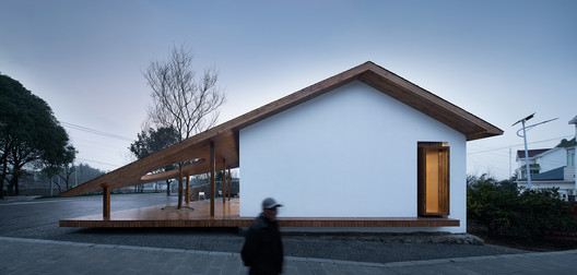 Edificio de actividades de la aldea MaJiaLong / Mix Architecture Edificio de actividades de la aldea MaJiaLong / Mix Architecture - Fotografía exterior, Madera, Fachada