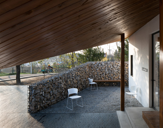 Edificio de actividades de la aldea MaJiaLong / Mix Architecture Edificio de actividades de la aldea MaJiaLong / Mix Architecture - Fotografía interior, Puerta, Concreto
