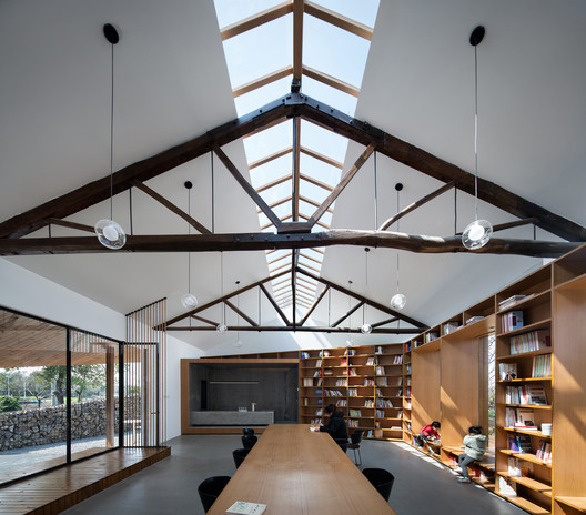 Edificio de actividades de la aldea MaJiaLong / Mix Architecture Edificio de actividades de la aldea MaJiaLong / Mix Architecture - Fotografía interior, Estanterías, Vidrio