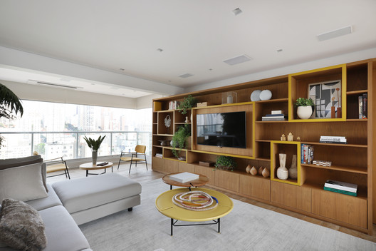 Apartamento Núcleo  / MAB3 Arquitetura - Fotografia de Interiores, Sala de Estar, Sofá, Mesa, Prateleira