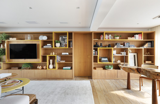 Apartamento Núcleo  / MAB3 Arquitetura - Fotografia de Interiores, Armário, Prateleira, Mesa, Cadeira, Janela