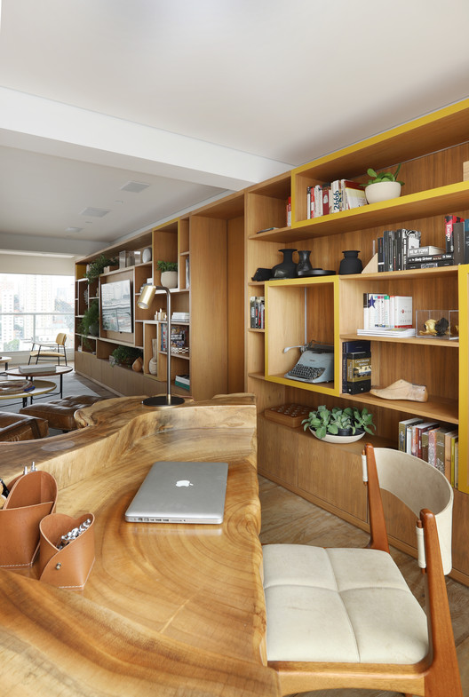 Apartamento Núcleo  / MAB3 Arquitetura - Fotografia de Interiores, Mesa, Prateleira, Cadeira, Bancada, Viga, Janela