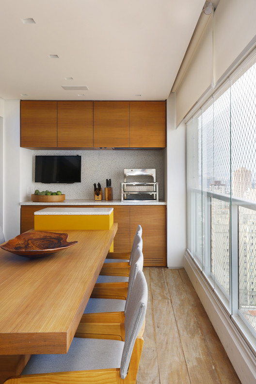 Apartamento Núcleo  / MAB3 Arquitetura - Fotografia de Interiores, Cozinha, Bancada, Mesa, Janela, Cadeira, Viga