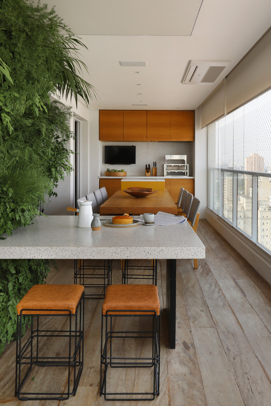 Apartamento Núcleo  / MAB3 Arquitetura - Fotografia de Interiores, Mesa, Cadeira, Janela, Viga