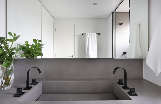 Apartamento Núcleo  / MAB3 Arquitetura - Fotografia de Interiores, Pia, Banheiro, Janela, Banheira, Chuveiro