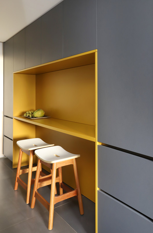 Apartamento Núcleo  / MAB3 Arquitetura - Fotografia de Interiores, Prateleira, Mesa, Cadeira