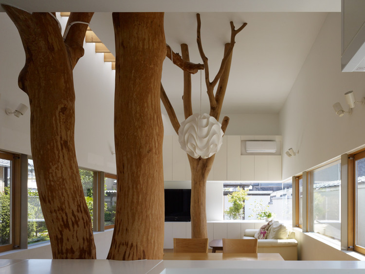 Nature Within: 17 Projects With Indoor Trees - Image 7 of 19