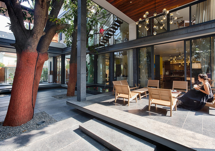 Nature Within: 17 Projects With Indoor Trees - Image 14 of 19
