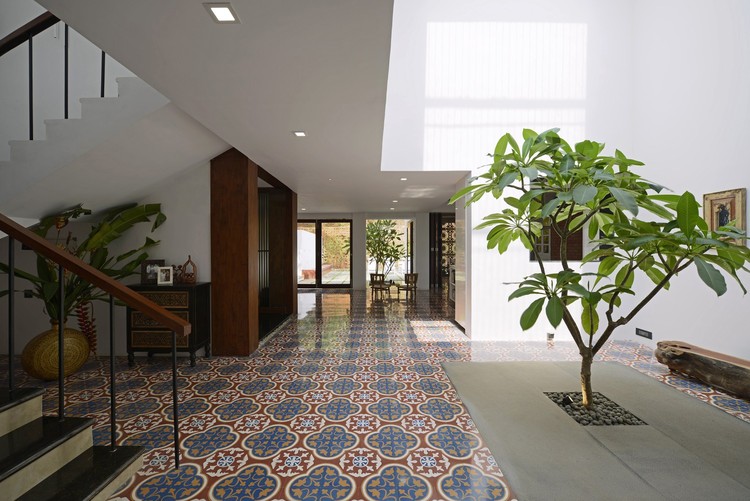 Nature Within: 17 Projects With Indoor Trees - Image 4 of 19
