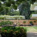01. Landscape - The Hovering Gardens House: Biệt thự hiện đại chữ U với s&acirc;n vườn ở giữa