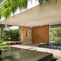05. Entrance Verandah - The Hovering Gardens House: Biệt thự hiện đại chữ U với s&acirc;n vườn ở giữa