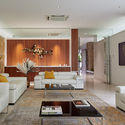 07. Formal Living Room - The Hovering Gardens House: Biệt thự hiện đại chữ U với s&acirc;n vườn ở giữa