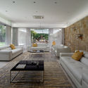 08. Formal Living Room - The Hovering Gardens House: Biệt thự hiện đại chữ U với s&acirc;n vườn ở giữa