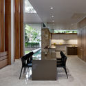 11. Kitchen   Breakfast - The Hovering Gardens House: Biệt thự hiện đại chữ U với s&acirc;n vườn ở giữa