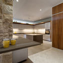 12. Kitchen   Breakfast - The Hovering Gardens House: Biệt thự hiện đại chữ U với s&acirc;n vườn ở giữa