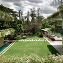 21. Planter - The Hovering Gardens House: Biệt thự hiện đại chữ U với s&acirc;n vườn ở giữa