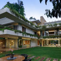 24. West Courtyard - The Hovering Gardens House: Biệt thự hiện đại chữ U với s&acirc;n vườn ở giữa