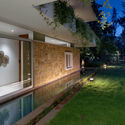 26. West Courtyard - The Hovering Gardens House: Biệt thự hiện đại chữ U với s&acirc;n vườn ở giữa