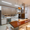 Casa Canto / Studio Kyze - Fotografia de Interiores, Casas, Cozinha, Viga, Corrimão, Escada, Mesa, Bancada, Cadeira, Pia