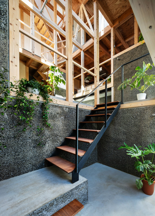 Casa com cinco muros de contenção / Kiyoaki Takeda Architects - Fotografia de Interiores, Escada, Madeira, Corrimão