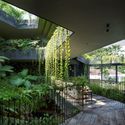 5. The foyer space with the library to the right. - Cornwall Gardens House : Một thi&ecirc;n đường nhiệt đới m&aacute;t mẻ cho gia đ&igrave;nh
