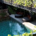 17. Lounge deck on the opposite side of the pool - Cornwall Gardens House : Một thi&ecirc;n đường nhiệt đới m&aacute;t mẻ cho gia đ&igrave;nh