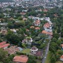 25. An oasis amongst the neighbourhood. Aerial view of the house amongst the neighbourhood. CA - Cornwall Gardens House : Một thi&ecirc;n đường nhiệt đới m&aacute;t mẻ cho gia đ&igrave;nh