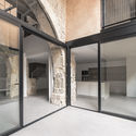 Proyecto de rehabilitación de un edificio plurifamiliar de 8 viviendas / avlarquitectura + Antoni Bou Architectes - Fotografía interior, Sustentabilidad, Puerta, Fachada, Fijación Vigas, Arco