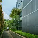 01 approach to split level house (0) - Tresno House / RAW Architecture: Biệt thự hiện đại c&acirc;y xanh v&agrave; hồ bơi