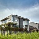 07 Neighbours - Tresno House / RAW Architecture: Biệt thự hiện đại c&acirc;y xanh v&agrave; hồ bơi