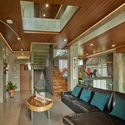 02 Atrium Living room 2 - Tresno House / RAW Architecture: Biệt thự hiện đại c&acirc;y xanh v&agrave; hồ bơi