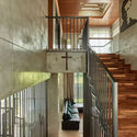 02 Atrium Skylight Tumpang Sari0 - Tresno House / RAW Architecture: Biệt thự hiện đại c&acirc;y xanh v&agrave; hồ bơi