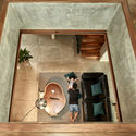 02 Atrium Void - Tresno House / RAW Architecture: Biệt thự hiện đại c&acirc;y xanh v&agrave; hồ bơi