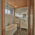 06 RAW AF House Master Bathroom 01 - Tresno House / RAW Architecture: Biệt thự hiện đại c&acirc;y xanh v&agrave; hồ bơi