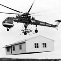Sikorsky Skycrane llevando una casa prefabricada. Image © Russavia [Wikimedia] bajo dominio público