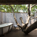 Beyond the Four Walls: 12 Bathrooms with Views of Their Surroundings - Image 3 of 13