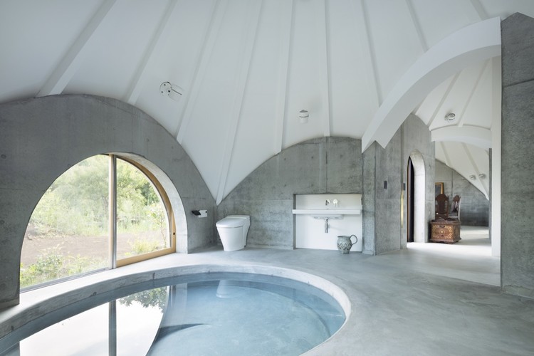 Beyond the Four Walls: 12 Bathrooms with Views of Their Surroundings - Featured Image
