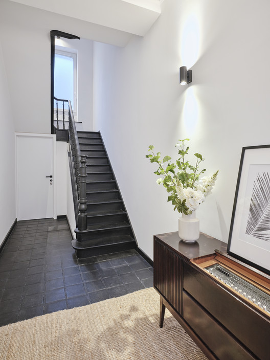 布鲁塞尔街边公寓改造，向上生长 / NOTAN OFFICE - 室内图, 楼梯, 木头