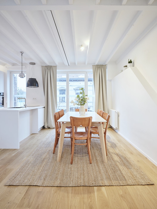 布鲁塞尔街边公寓改造，向上生长 / NOTAN OFFICE - 室内图, 餐厅, 木头