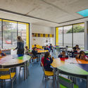 Jardín Infantil Rodrigo Lara Bonilla / FP Arquitectura - Fotografía interior, Kindergarten, Sillas