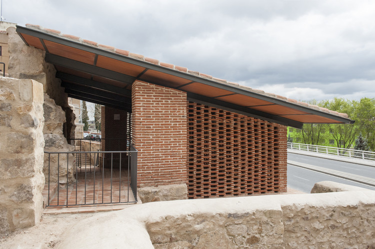 Restauración de tenadas y pozo de nieve del Convento de San Andrés / Sánchez Gil Arquitectos - Fotografía exterior, Ladrillo, Fachada, Ventanas, Fijación Vigas