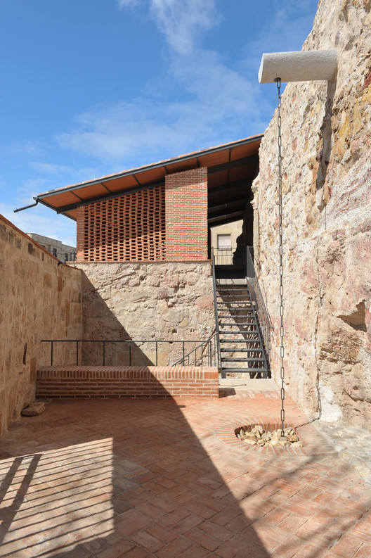 Restauración de tenadas y pozo de nieve del Convento de San Andrés / Sánchez Gil Arquitectos - Fotografía exterior, Ventanas, Escaleras, Fachada