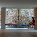 La última casa  / Arnau estudi d'arquitectura - Fotografía interior, Casas, Puerta, Barandas