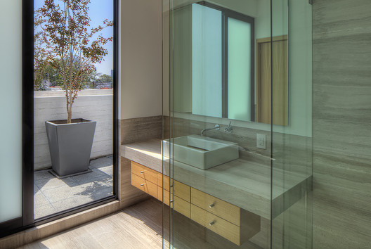 Cóndor 317 Building / JVCarqs. - Interior Photography, Bathroom, Glass