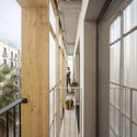 巴塞罗那老城区集装箱应急住房 / Straddle3 + Eulia Arkitektura + Yaiza Terré - 室内图, 公寓, 楼梯