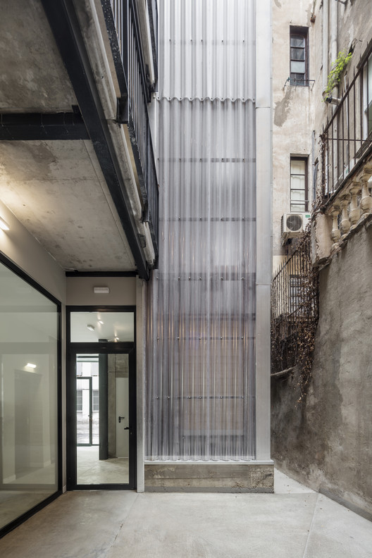 Aprop Ciutat Vella Vivienda táctica de emergencia / Straddle3 + Eulia Arkitektura + Yaiza Terré - Fotografía interior, Ventanas, Fachada