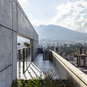 Torre Seis / Diez + Muller Arquitectos - Fotografía exterior, Edificio De Oficinas, Barandas